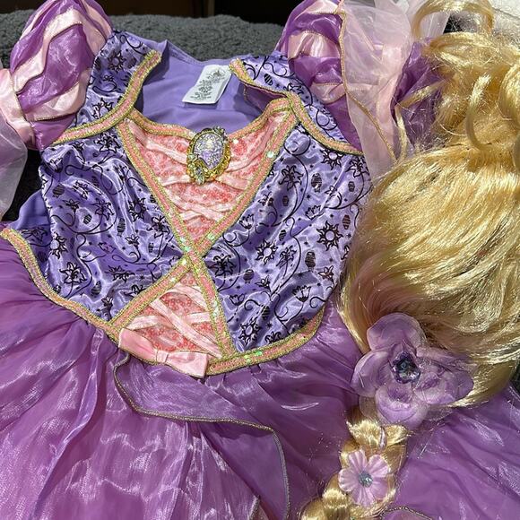 Disney rapunzel costume size 7/8 with wig - Picture 2 of 4